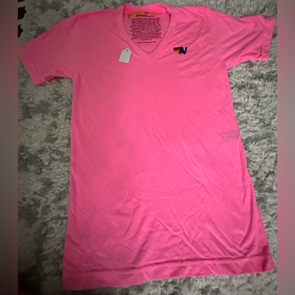 RARE AVIATOR NATION NWT BASIC VNECK in NEON PINK—XS